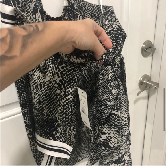 Express Backless Top Snake Print - Picture 7 of 7